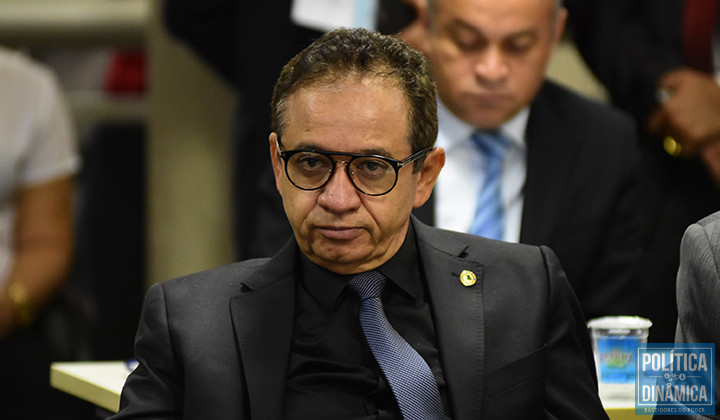 Falta coragem pra brigar ou é ingenuidade? Hélio acredita que pode unir Mão Santa e a turma do PT em torno de seu nome (foto: Jailson Soares | PD)