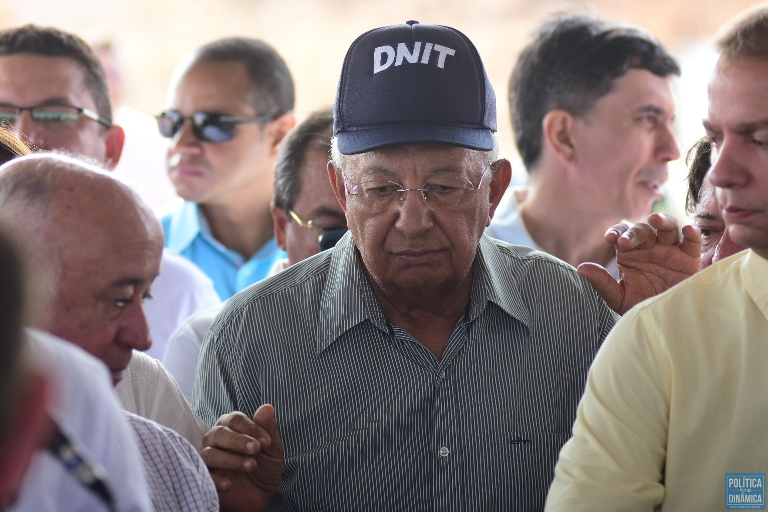 O prefeito de Teresina, Doutor Pessoa (de boné), durante evento de inauguração do Viaduto do Mercado do Peixe, zona sudeste da capital (foto: Jailson Soares | PD)