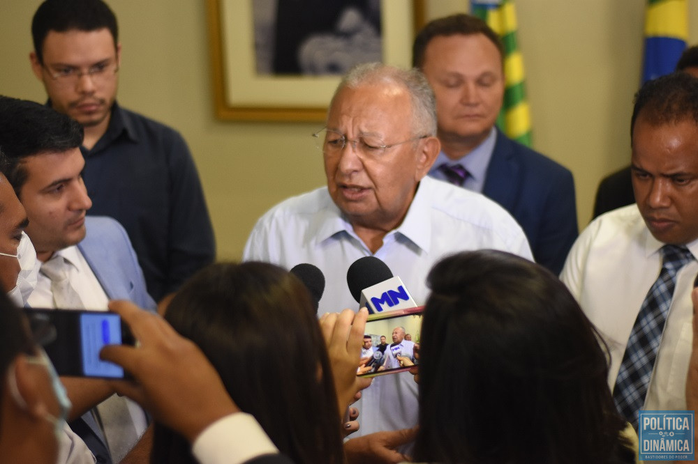 O prefeito de Teresina, Doutor Pessoa, em entrevista à imprensa (foto: Jailson Soares | PD)