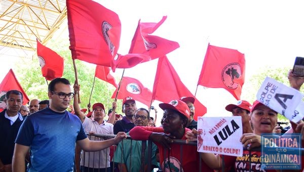 Militantes reagiram à presença de deputados do PMDB (Foto:JailsonSoares/PoliticaDinamica.com)