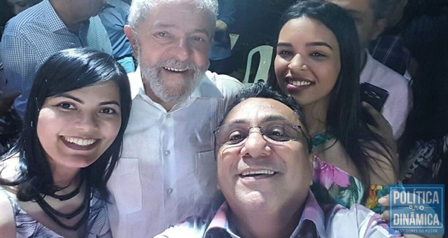 O vereador Dudu com a esposa e filha em registro com o ex-presidente Lula (Foto: Reprodução)