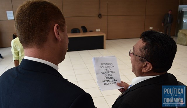 Dudu anda com papelada para pegar Firmino (Foto: Jailson Soares/PoliticaDinamica)