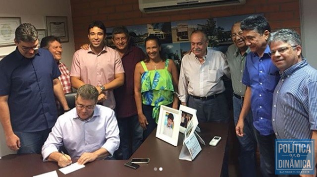 Edson assinou ficha de filiação ladeado por oposicionistas (Foto: Reprodução/Instagram)