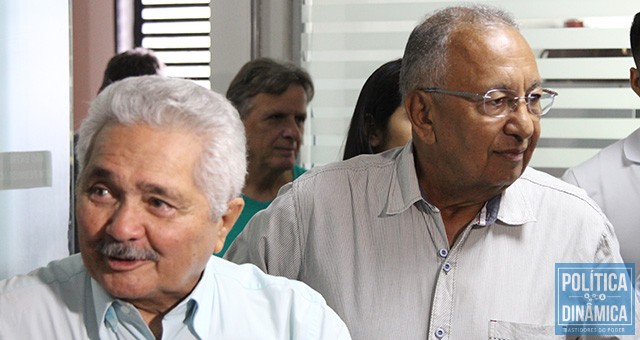 Ao lado de um possível candidato ao Senado -- o Dr. Pessoa (Solidariedade) -- Elmano Ferrer lamentou a estratégia de difamação na qual se baseia a campanha de Wilson Martins (foto: Marcos Melo | PoliticaDinamica.com)