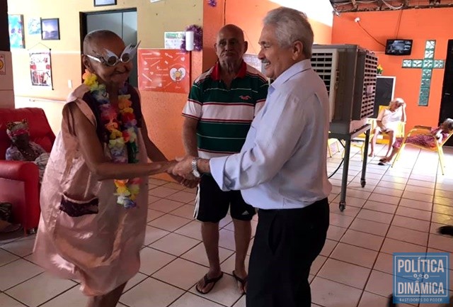 Senador conversou com idosos acolhidos (Foto: Divulgação/Assessoria do senador)