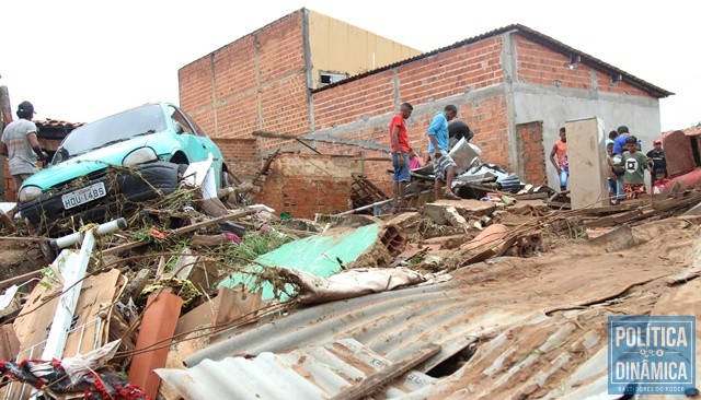 Enxurrada deixou mortos e causou destruição (Foto: Jailson Soares/PoliticaDinamica)