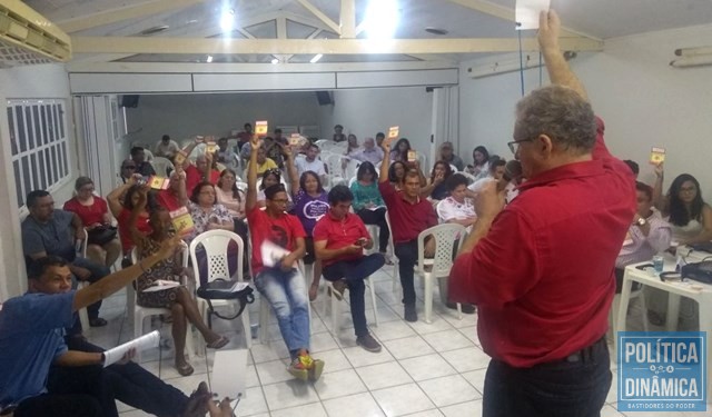 Petistas decidiram por aclamação que Regina deve concorrer (Foto: Divulgação/Assessoria)