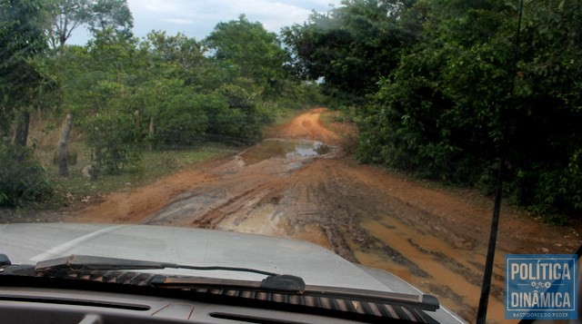Estrada é um verdadeiro lamaçal (Foto: Gustavo Almeida/PoliticaDinamica.com)