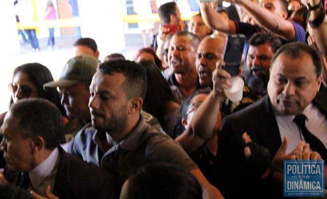 Evaldo [no lado direito] no meio da confusão (Foto: Jailson Soares/PoliticaDinamica.com)