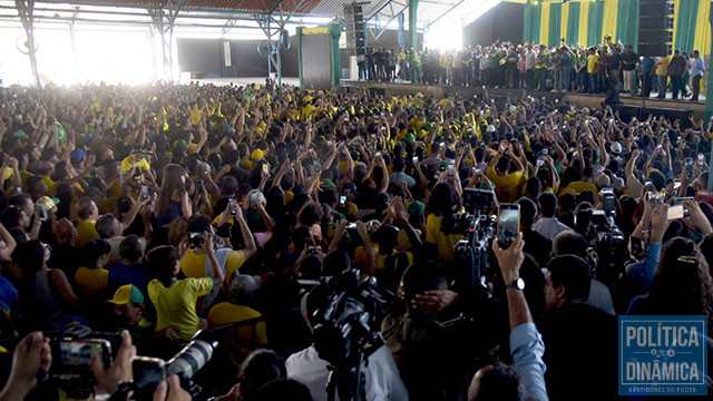 Milhares de pessoas vestidas de verde e amarelo lotaram arena da casa de shows em Teresina (foto: Jailson Soares/ PD)