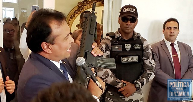 Ao receber o fuzil para fazer poses para a imprensa, Fábio Abreu não tinha nenhuma garantia de que a arma estava sem munição (foto: Marcos Melo | politicaDinamica.com)