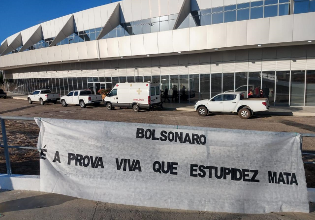 Faixas colocadas no aeroporto de São Raimundo Nonato (Foto: Reprodução/Redes Sociais)