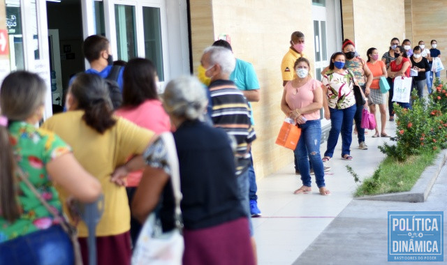 Usuários na fila em busca de medicamentos (Foto: Jailson Soares/PoliticaDinamica.com)