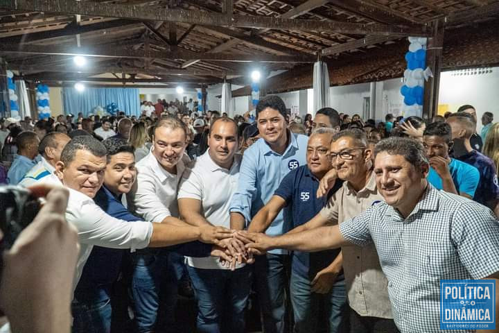 Thiago Santa (de camisa azul-clara), em reunião ao lado de lideranças políticas, do ex-prefeito Biraci Damasceno (do lado esquerdo do sobrinho) e do deputado estadual Georgiano Neto (de camisa polo branca) (foto: Reprodução | Facebook)