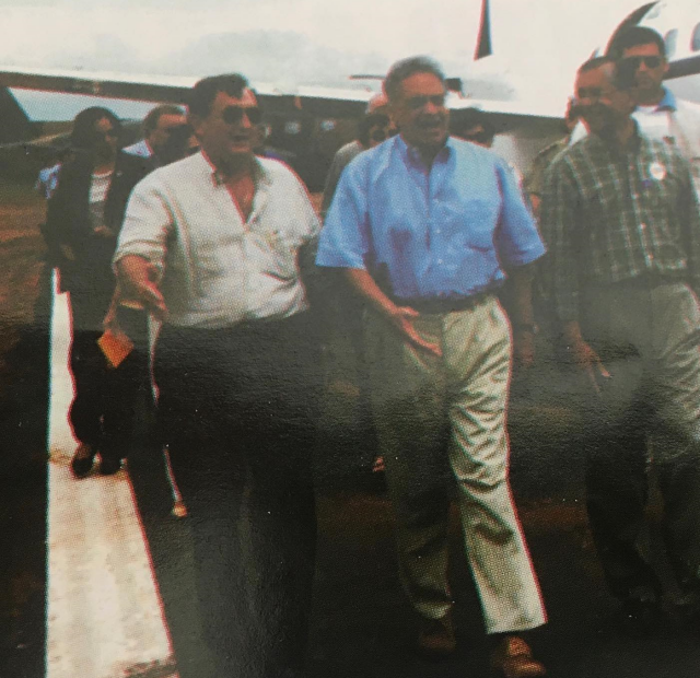 Fernando Henrique sendo recebido por Mão Santa e Padre Herculano em São Raimundo Nonato (Foto: Acervo Fotográfico/Padre Herculano)