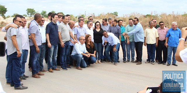 Prefeito com sua base durante visita a obras (Foto: Jailson Soares/PoliticaDinamica.com)