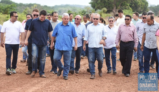 Firmino reuniu aliados durante visita a obras (Foto: Jailson Soares/PoliticaDinamica.com)