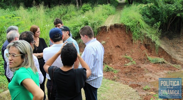 Água foi barrada em local particular (Foto: Jailson Soares/PoliticaDinamica.com)