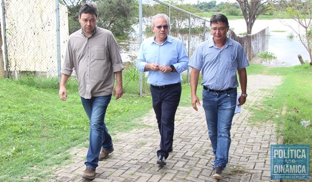 Prefeito visitou ponto inundado pelo rio Parnaíba (Foto: Jailson Soares/PoliticaDinamica)