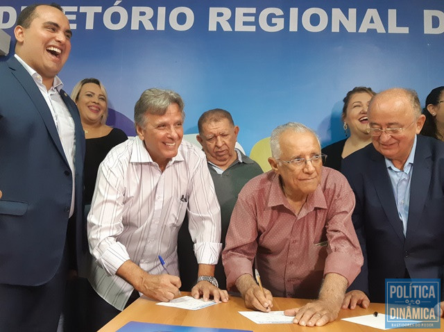 Berger (de branco) assinou ficha no PSD (Foto: Gustavo Almeida/PoliticaDinamica.com)