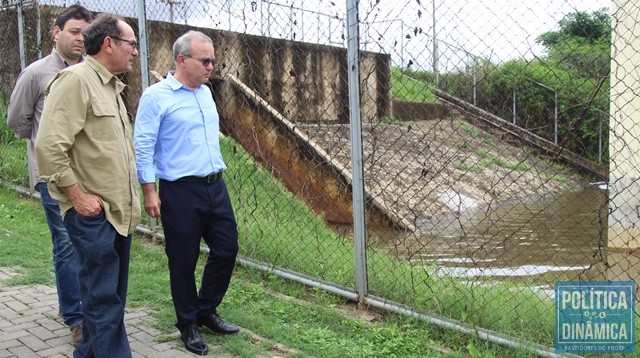 Firmino em local inundado na Zona Norte (Foto: Jailson Soares/PoliticaDinamica.com)