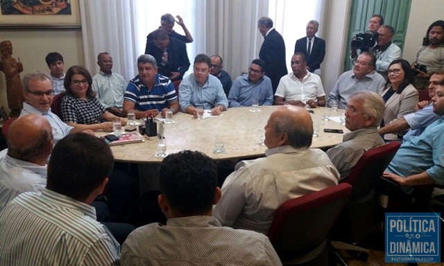 Prefeito reuniu vereadores "fiéis" (Foto: Gustavo Almeida/PoliticaDinamica.com)