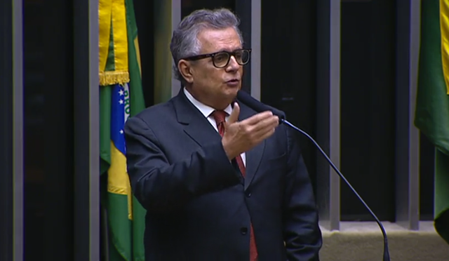 Flávio Nogueira discursou na tribuna da Câmara (Foto: Reprodução/TV Câmara)