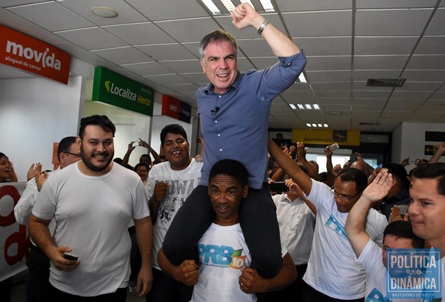 Flávio Rocha foi carregado por militantes (Foto: Jailson Soares/PoliticaDinamica.com)