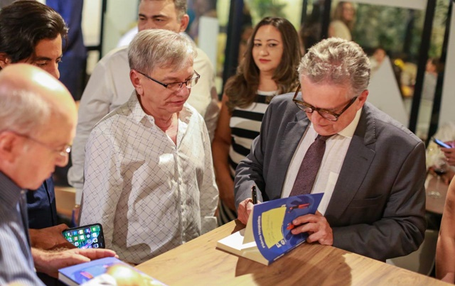 Obra reúne publicações feitas pelo deputado no Facebook (Foto: Wilson Filho)