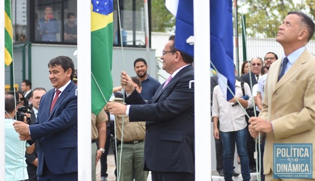 Bandeiras foram hasteadas na inauguração (Foto: Jailson Soares/PoliticaDinamica.com)