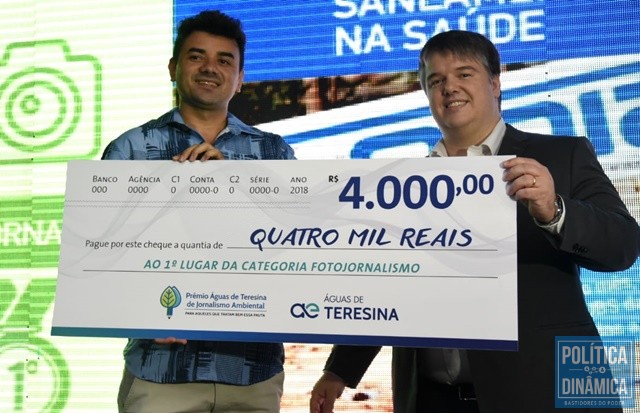 Jailson recebe cheque pela primeira colocação em prêmio de jornalismo 