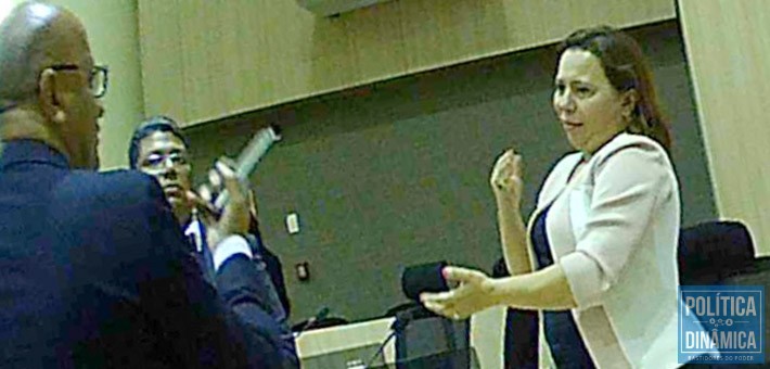 Franzé Silva, na frente de jornalistas, insistentemente vuscou mudar o entendimento da conselheira Waltânia Alvarenga sobre vantagem da AEGEA Saneamento na licitação da Agespisa baseada num atestado de uma cidade de apenas 4 mil habitantes; a conselheira resistiu (imagem: reprodução | politicaDinamica.com)