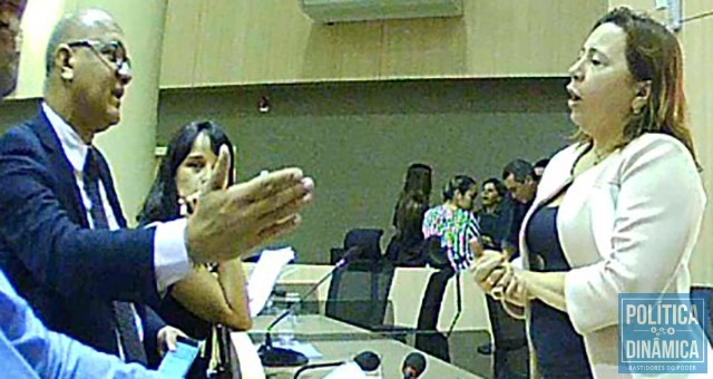 Franzé Silva insiste em contestar o entendimento de Waltânia; as imagens foram recuperadas de câmera que continuou filmando o plenário mesmo depois do encerramento da votação de março (imagem: reprodução | PoliticaDinamica.com)