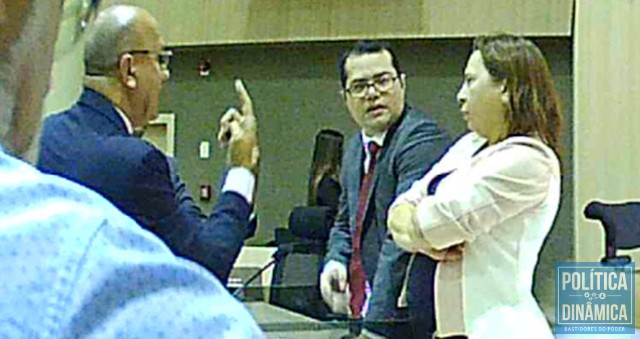 Em nenhum momento do vídeo Franzé menciona a importância social e do interesse público no desfecho mais rápido, alega repetidas vezes, apenas, os interesses econômicos por trás de uma licitação de "um bi e setecentos"; o desespero pode ter deixado a conselheira Waltânia desconfiada (foto: reprodução | politicaDinamica.com)