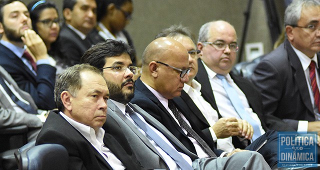 Enquanto todos estavam atentos à votação, Franzé Silva, confiante no resultado esperado pelo karnak, dormiu no ponto; conselheiros entenderam que atestado da AEGEA não era razoável e puseram em risco planos de Wellington Dias (foto: Jailson Soares | PoliticaDinamica.com)