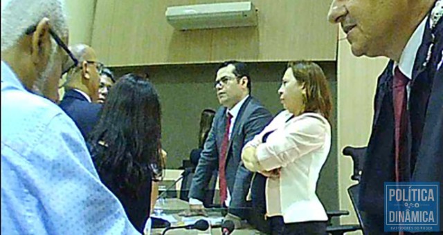 A pressão de Franzé continua mesmo na presença da imprensa e do representante do Ministério Público de Contas, que deu parecer de acordo com o pensamento do governo e, de modo incomum, contrariando os técnicos e auditores do TCE_PI (foto: reprodução | PoliticaDinamica.com)
