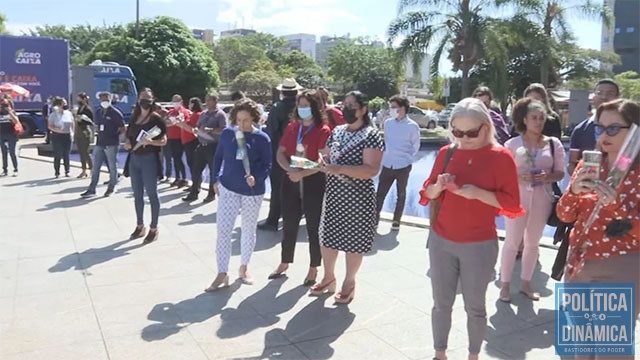 Ato contra presidente da Caixa, Pedro Guimarães, em frente à sede do banco, em Brasília — Foto: TV Globo/Reprodução