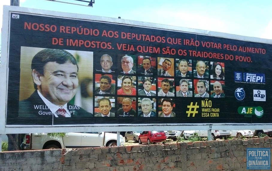 Quando projeto estava em tramitação, outdoors foram espalhados pela cidade criticando o aumento de impostos no Piauí (Foto: Gilcilene Araújo/G1)