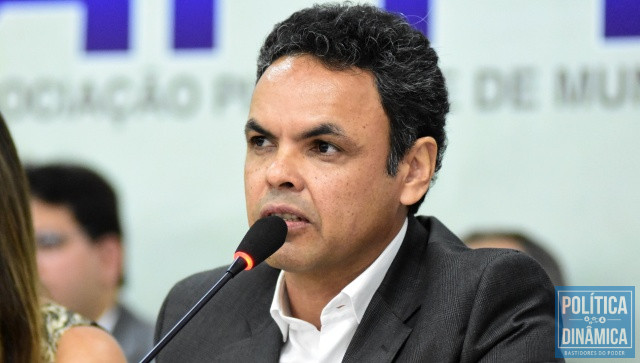 Prefeito reduziu 35% do salário de docentes (Foto: Jailson Soares/PoliticaDinamica.com)