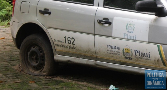 Carro poderia estar servindo à Educação (Foto: Jailson Soares/PoliticaDinamica.com)