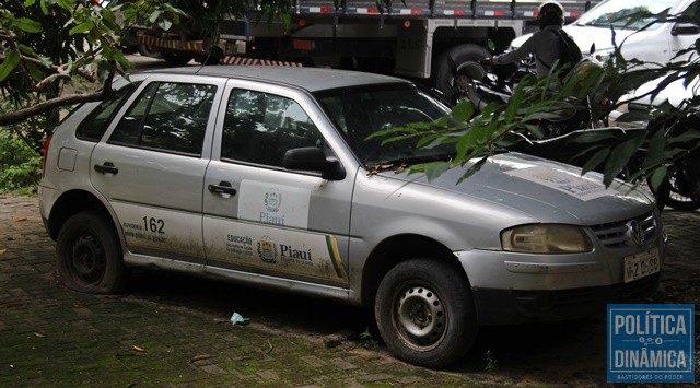 Veículo largado nas dependências da Seduc (Foto: Jailson Soares/PoliticaDinamica.com)