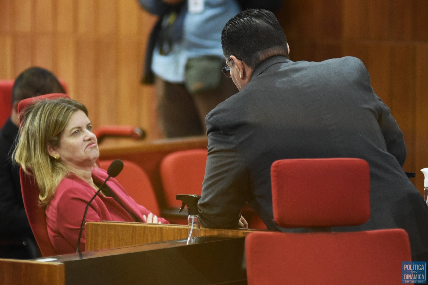A deputada Gracinha Mão Santa em conversa, na Alepi, com o deputado estadual Gessivaldo Isaías (foto: Jailson Soares | PD)