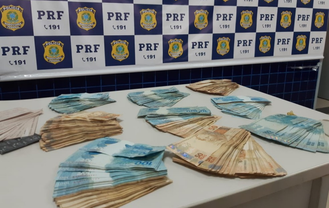 Dinheiro e cheques estavam escondidos no forro do porta-malas (Foto: Divulgação/PRF)