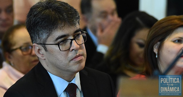 O atual secretÃ¡rio de EducaÃ§Ã£o Helder Jacobina era o superintendente de GestÃ£o quando forÃ§ou a realizaÃ§Ã£o de um pregÃ£o presencial contrariando recomendaÃ§Ã£o da PGE (foto: Jailson Soares | PoliticaDinamica.com)