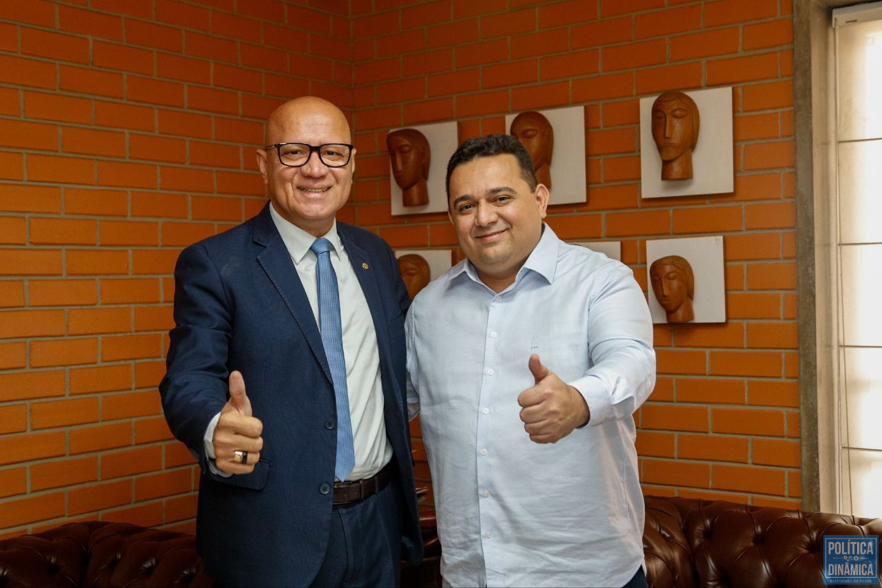 O presidente da Alepi, Franzé Silva (de terno), e o presidente da APPM, Toninho de Caridade (foto: Divulgação | Alepi)