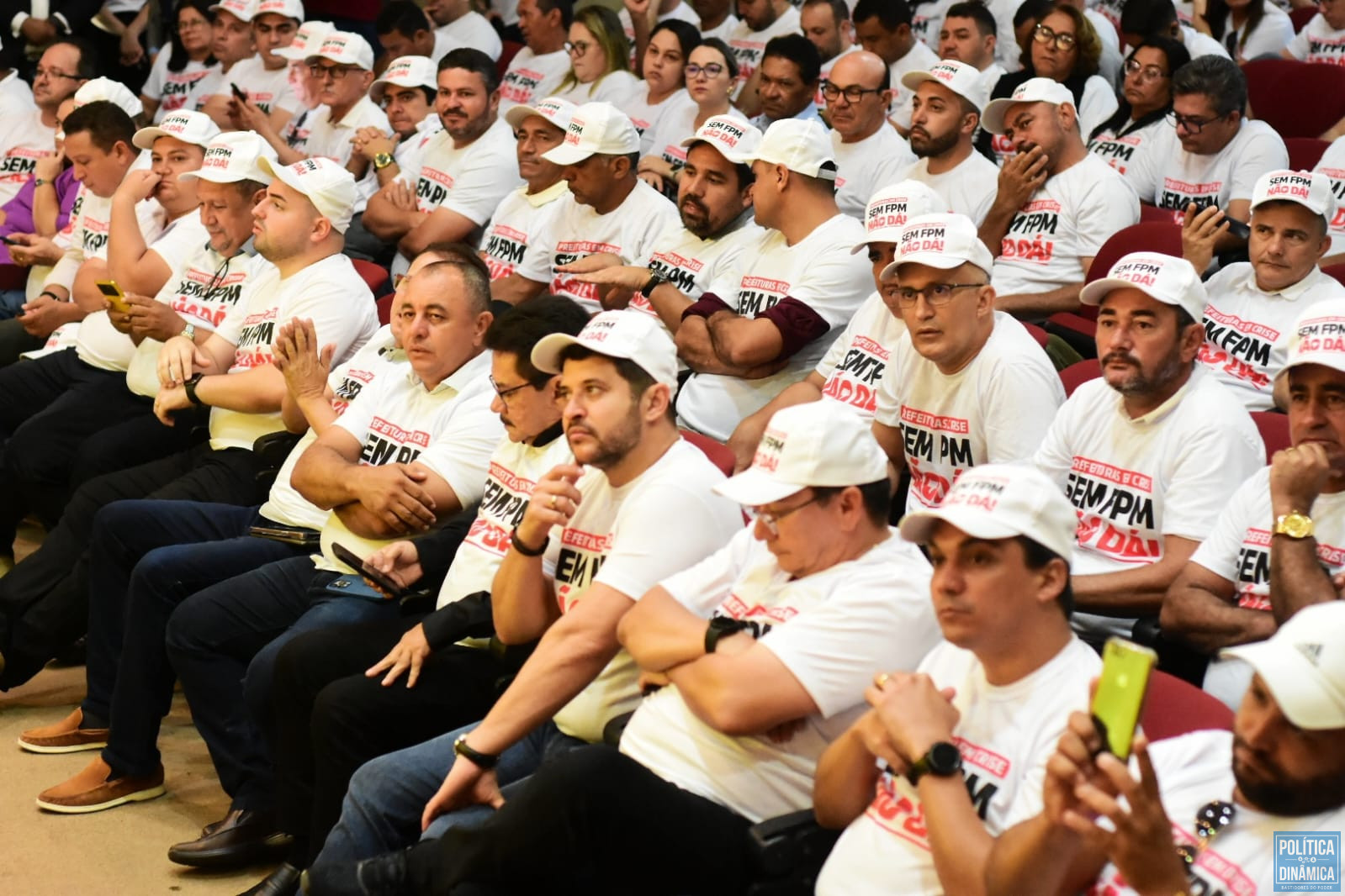 Prefeitos de cidades do Piauí durante manifestação, contra cortes no FPM, na Alepi (foto: Jailson Soares | PD)