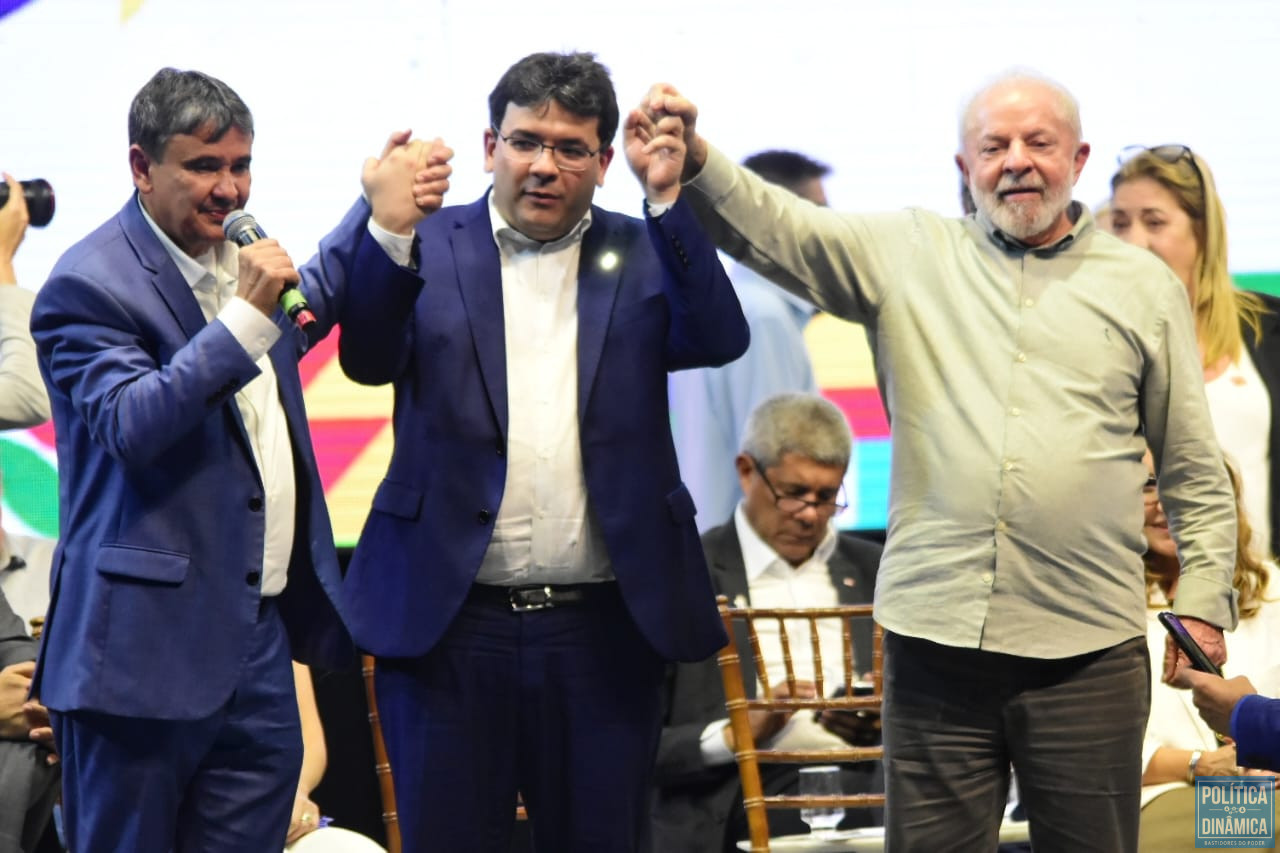 Da esquerda para a direita: o ministro do Desenvolvimento Social, Wellington Dias; o governador Rafael Fonteles e o presidente Luiz Inácio Lula da Silva em evento em Teresina (foto: Jailson Soares | PD)