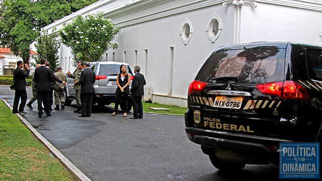 Agentes chegaram em dois carros no Karnak (Foto: Jailson Soares/PoliticaDinamica.com)