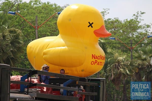 Empresário levaram pato para protestar contra o aumento (Foto:MarcosMelo/PoliticaDinamica.com)