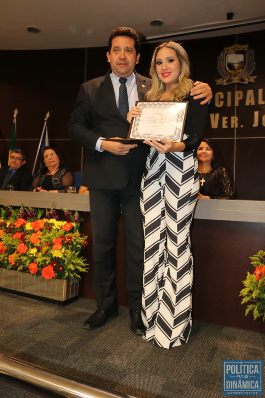 Paulo Roberto ao lado de Lenise durante homenagem, na Câmara de Teresina, concedida à filha em 2016 (foto: Reprodução | Câmara de Teresina)